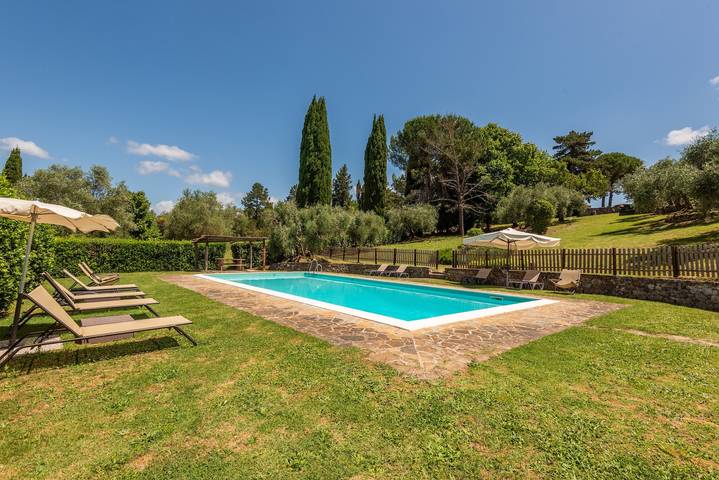 Villa for 10 people, with Yard in Siena