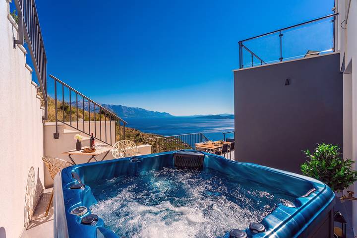 Stilvolle Villa Mia – Elegante Villa mit privatem Pool, Whirlpool, Fitnessraum und Sauna – 4 Schlafzimmer mit eigenem Bad, Panoramablick auf das Meer und ruhige Lage in Lokva Rogoznica, Omis-Riviera