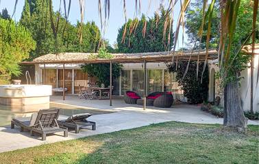 Gîte pour 6 personnes, avec terrasse ainsi que jardin et piscine, animaux acceptés à Aramon