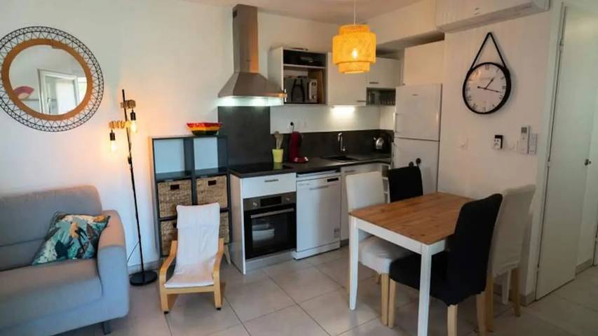 Gîte pour 7 personnes, avec Terrasse ainsi que Jardin et Piscine dans Plage de la Farinette - 3