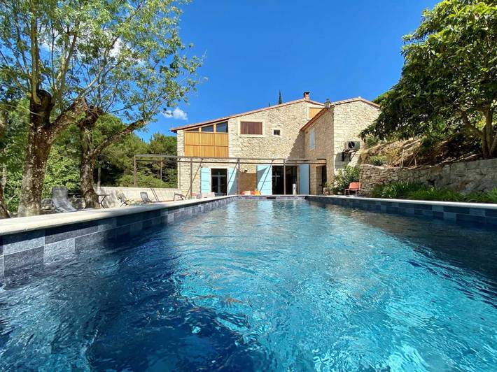 Gîte pour 7 personnes, avec jacuzzi et sauna ainsi que piscine et jardin