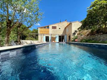 Gîte pour 7 personnes, avec jacuzzi et sauna ainsi que piscine et terrasse à Aragon