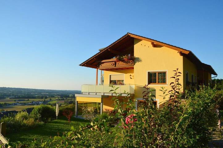 Gîte pour 2 personnes, avec vue ainsi que terrasse et jardin à Schlierbach