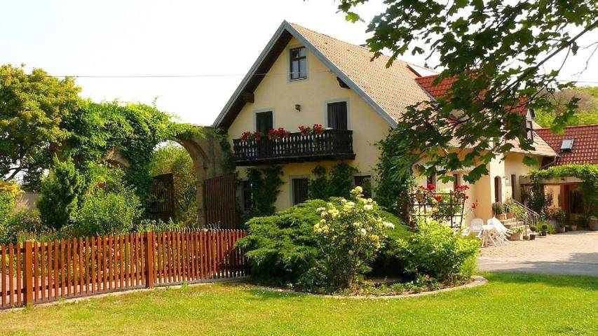 Ferienwohnung für 3 Personen, mit Terrasse und Garten sowie Pool und Sauna in Sulzfeld