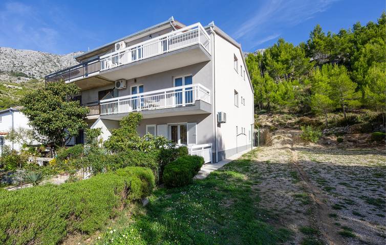 Ganze Ferienwohnung, Modernes Apartment mit Terrasse, Parkplatz und WLAN – 600 m vom Strand entfernt in Lokva Rogoznica, Omis-Riviera