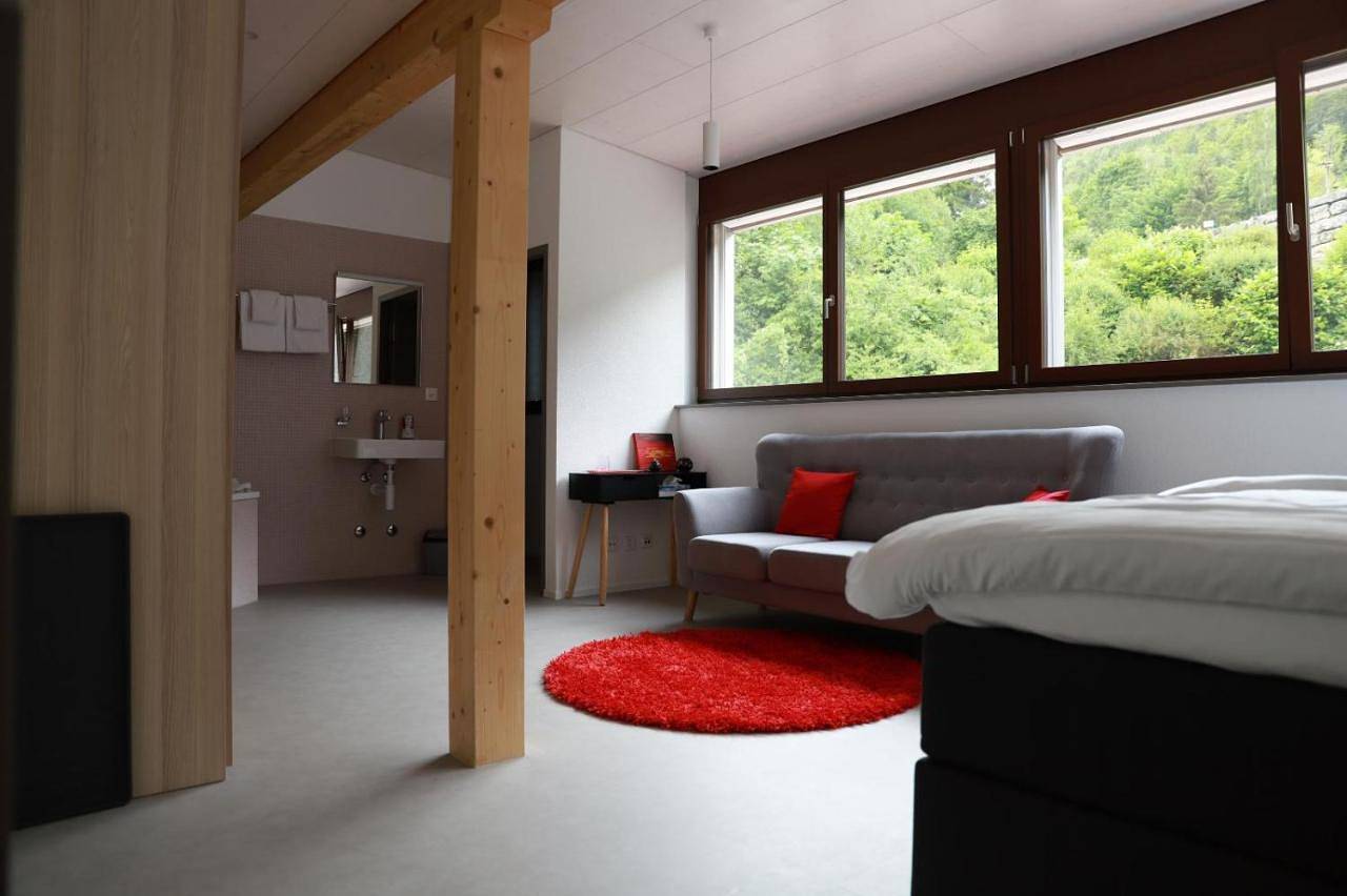 L'auberge de Noiraigue in Val-de-Travers, Massif du Jura