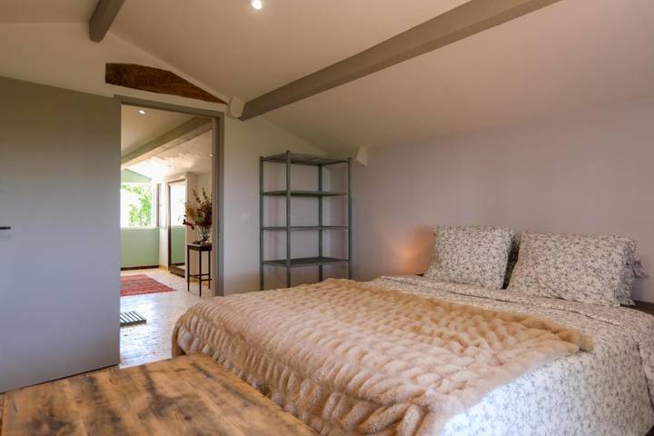 Gîte pour 2 personnes, avec jardin ainsi que terrasse et vue, animaux acceptés à Saint-Hippolyte-le-Graveyron