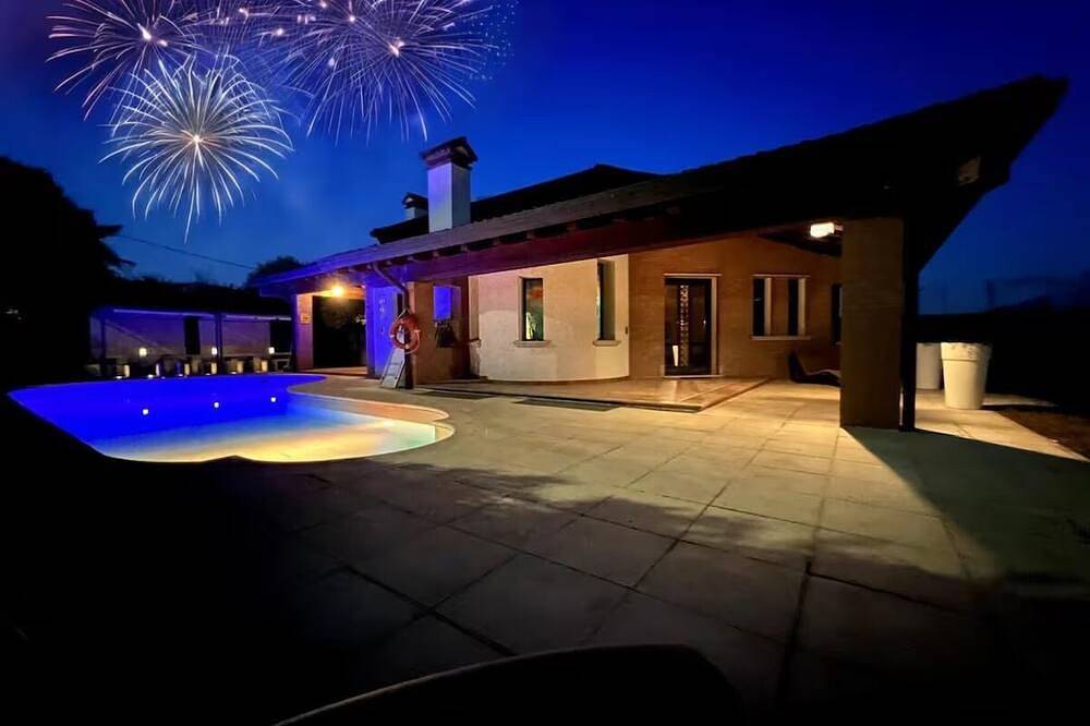Maison Wow, villa avec piscine, salle de sport et salle de jeux in Romano d'Ezzelino, Province de Vicenza