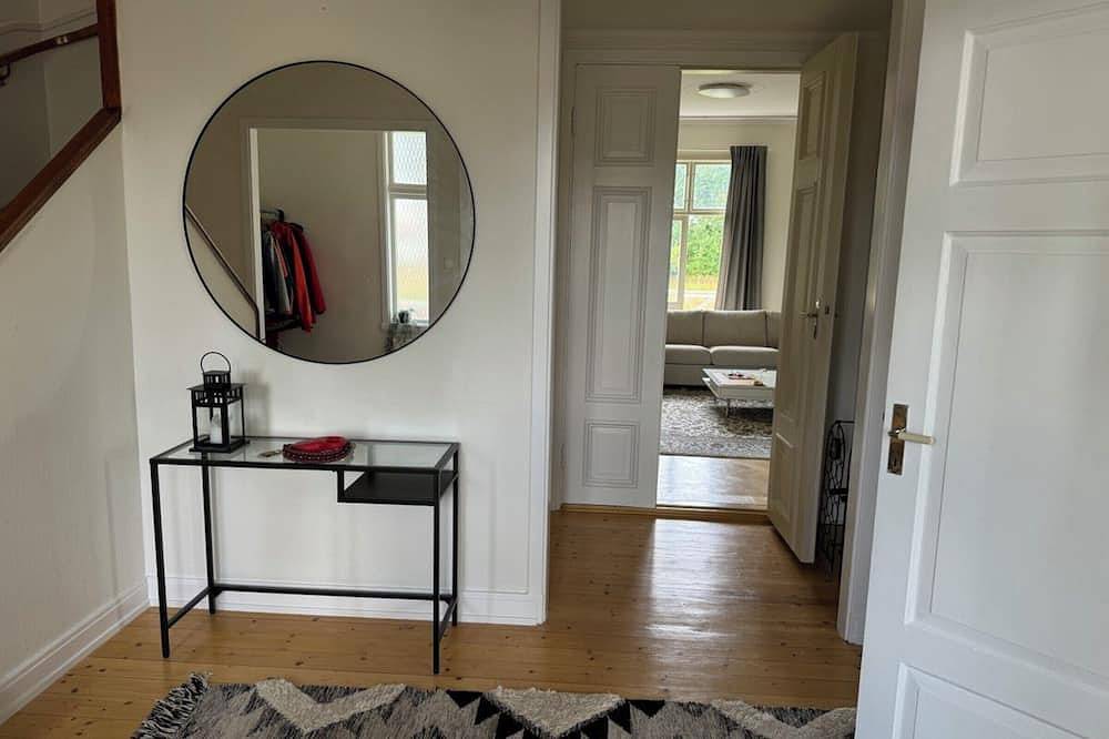 Seegut Hovmantorp – exklusives Ferienhaus am See mit Sauna & Platz für 12 Gäste in Rottnen