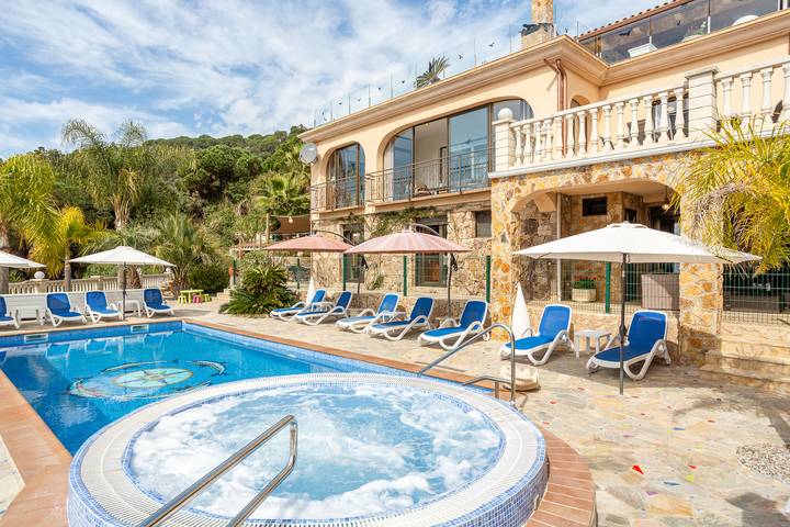 Villa "Casa Pollino" con vistas al mar, piscina climatizada y Wi-Fi in Lloret de Mar, Costa Brava