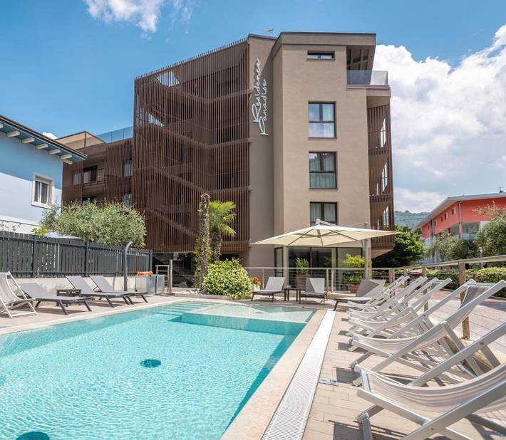 Appart’hôtel pour 5 personnes, avec piscine et jardin ainsi que bassin pour enfant et vue, animaux acceptés