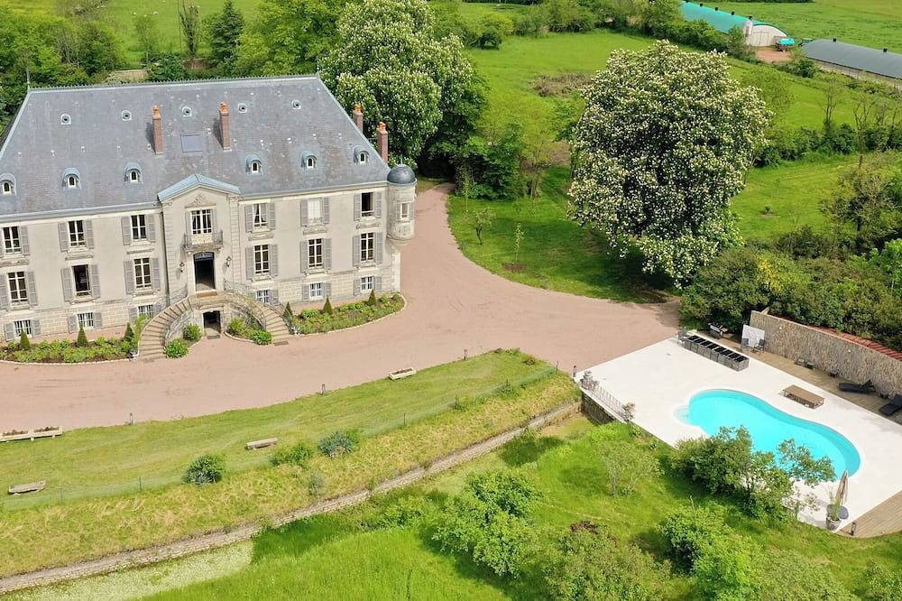 Château de Veullerot, avec ses étangs au coeur de la Bourgogne in Liernais, Région de Beaune