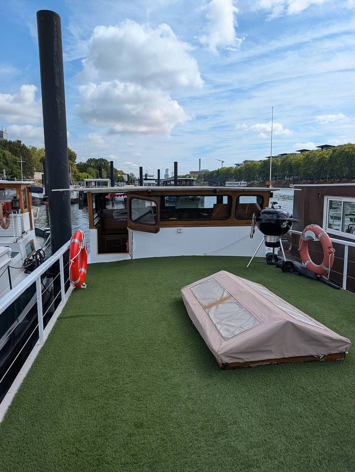 Room on an authentic boat with private terrace and Wi-Fi in Asnières-sur-Seine