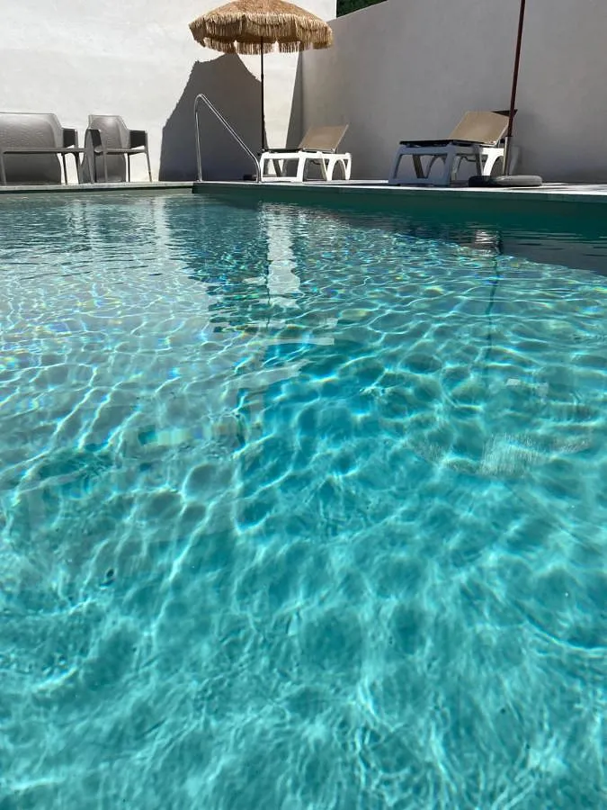 Aparthotel para 4 personas, con balcón además de jardín y piscina - 1