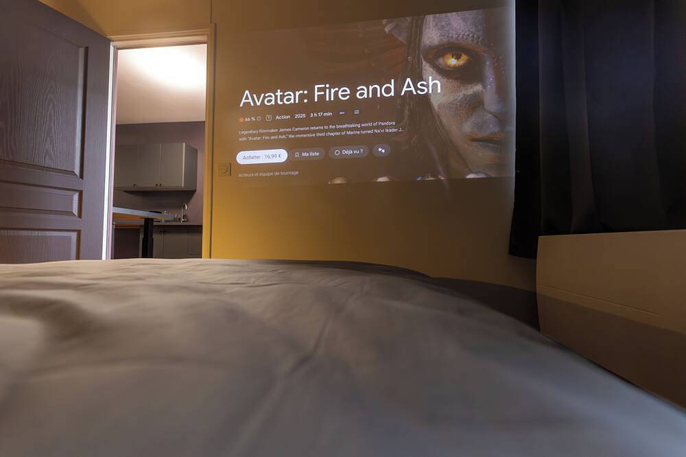 Ganze Wohnung, L'Écrin Pourpre - Private Cinema - Video projector - Hypercentre- Wifi in Angoulême, Charente