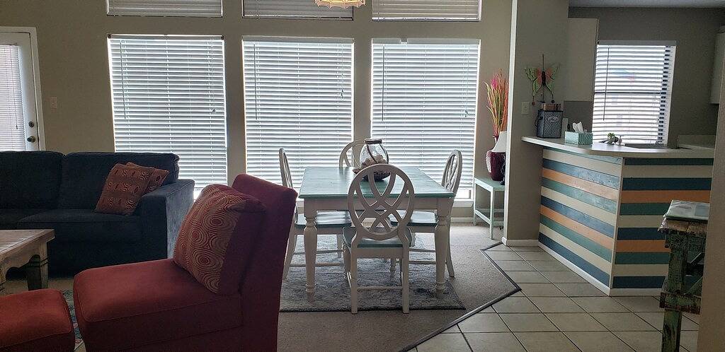 Ganze Wohnung, Geräumiges Wohnzimmer mit herrlicher Aussicht auf Pool und Kanal in North Padre Island, Corpus Christi