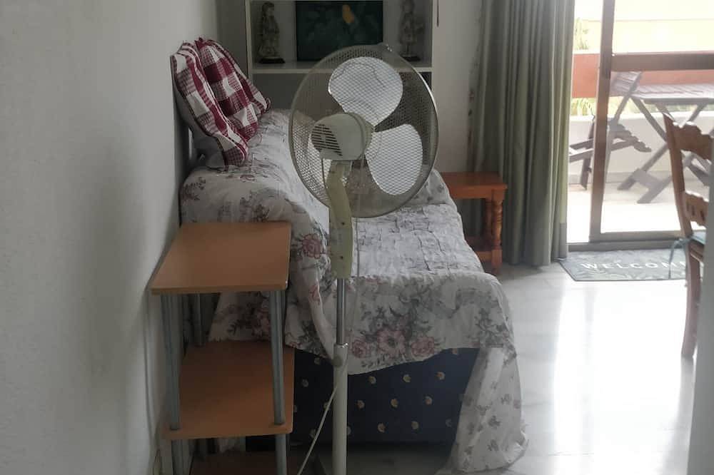 Entire apartment, *Special Offer*  Winter 2025/26. €950 monthly..20 mins from Malaga airport. N340 in Torremolinos, Costa del Sol