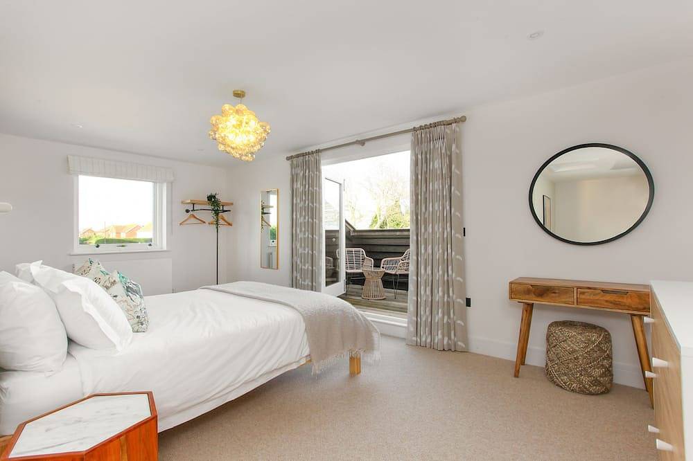 Modern home w/heated pool - 2 minutes from private beach! in Worth (Kent), Kent