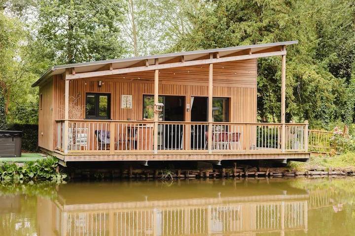 Chalet pour 4 personnes, avec Jacuzzi et Terrasse ainsi que Jardin et Sauna