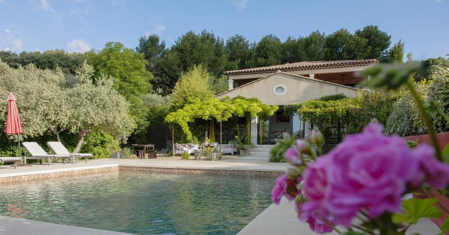 Villa für 8 Personen, mit Terrasse und Garten sowie Pool in Lacoste