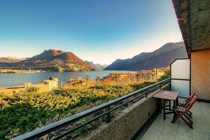 Ferienwohnung für 6 Personen, mit Balkon und Terrasse sowie Seeblick und Ausblick in Paradiso