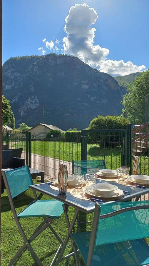 Appartement de vacances pour 7 personnes, avec terrasse ainsi que jardin et piscine
