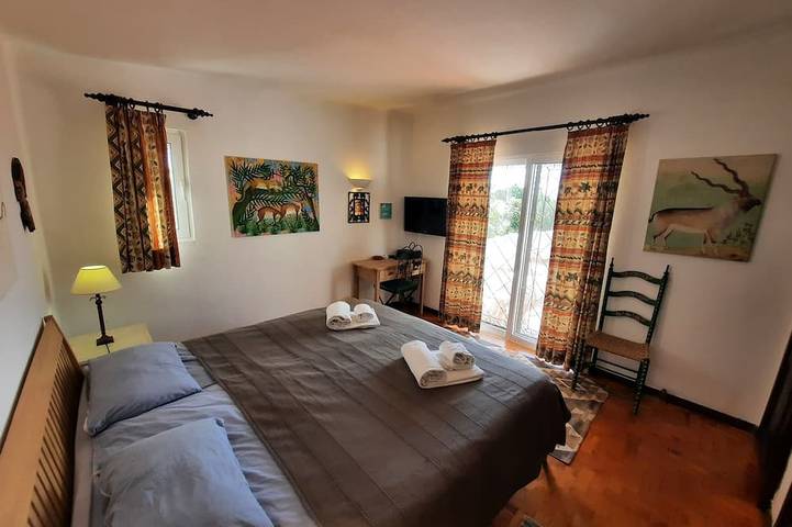 Villa mit Charme, Pool und großem Garten in Strandnähe in Vale do Lobo, Almancil