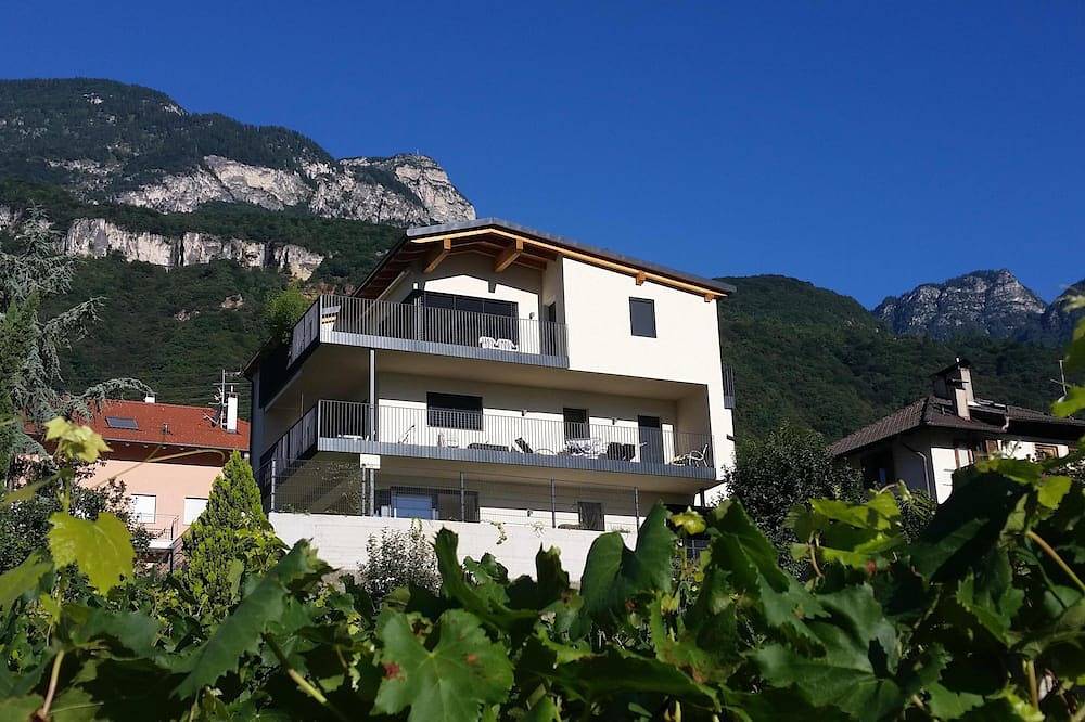 Ganze Wohnung, Traumhafte Dachgeschosswohnung mit herrlicher Aussicht und großem Balkon; Wlan in Tramin an der Weinstraße, Nonsberggruppe