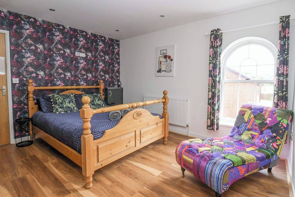 The Old Station House, pet friendly, with hot tub in Withernsea in Withernsea, Östliches Yorkshire