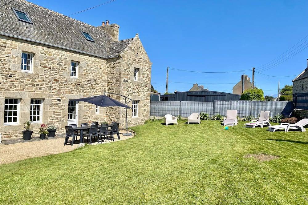 Newly renovated typical Breton vacation home close to the sea in Roscoff, Ceinture Dorée