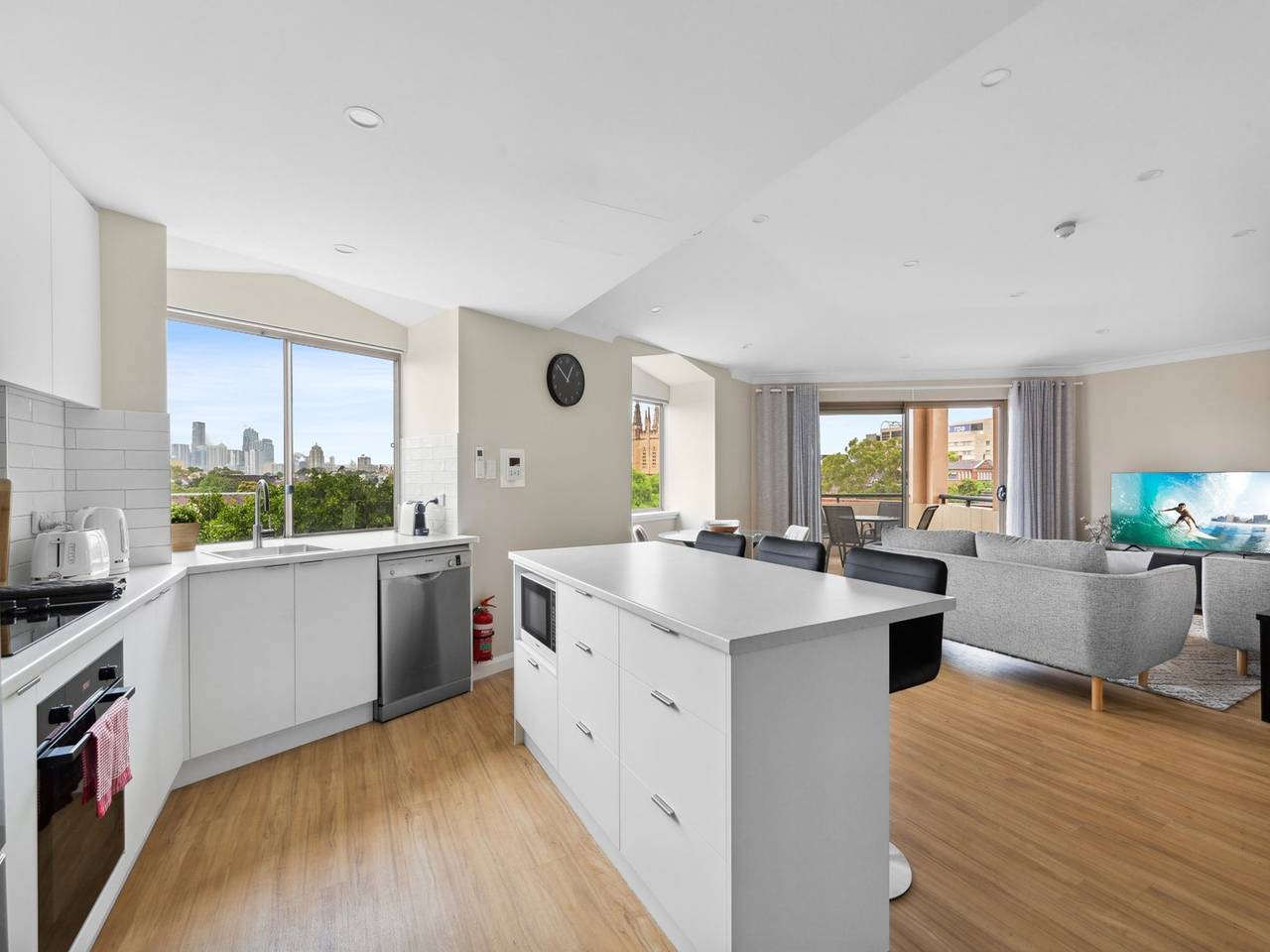 Entire apartment, Stylish 2-Bed Camperdown Apartment with Balcony in Sydney, New South Wales