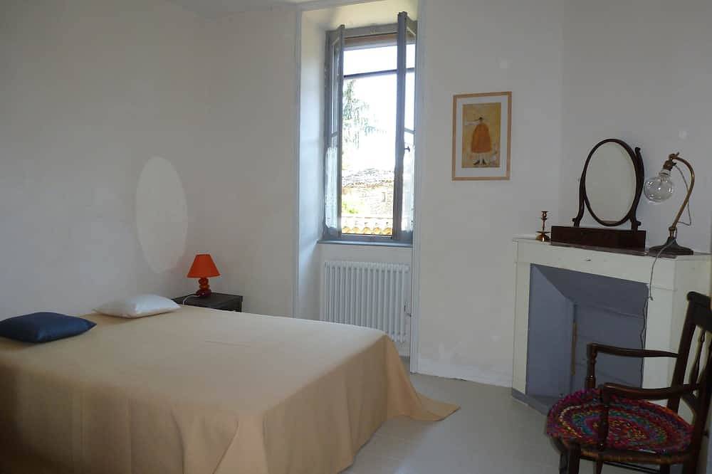 Mas de village avec jardin et terrasse, calme et authentique in Goudargues, Région de Nîmes