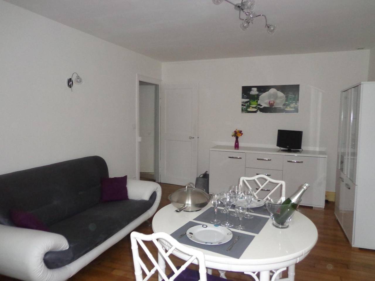 Ganze Wohnung, Apartment „Gîte De La Petite Croix Blanche“ mit Wlan in Les Riceys, Aube