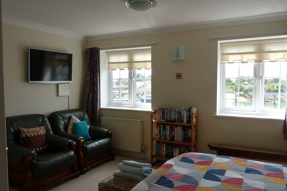 Lovely riverside  home  Free parking train station, shops, restaurants nearby in Littlehampton, West Sussex