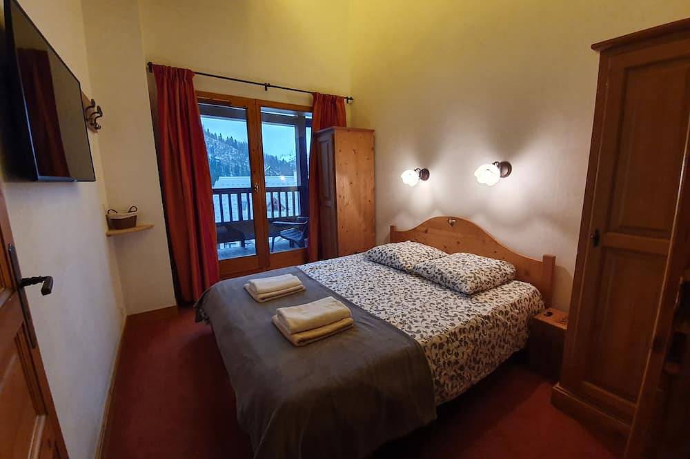 Entire apartment, Ski in Ski Out Luxury Apartment with South West Facing Balcony! in Oz, Écrins National Park
