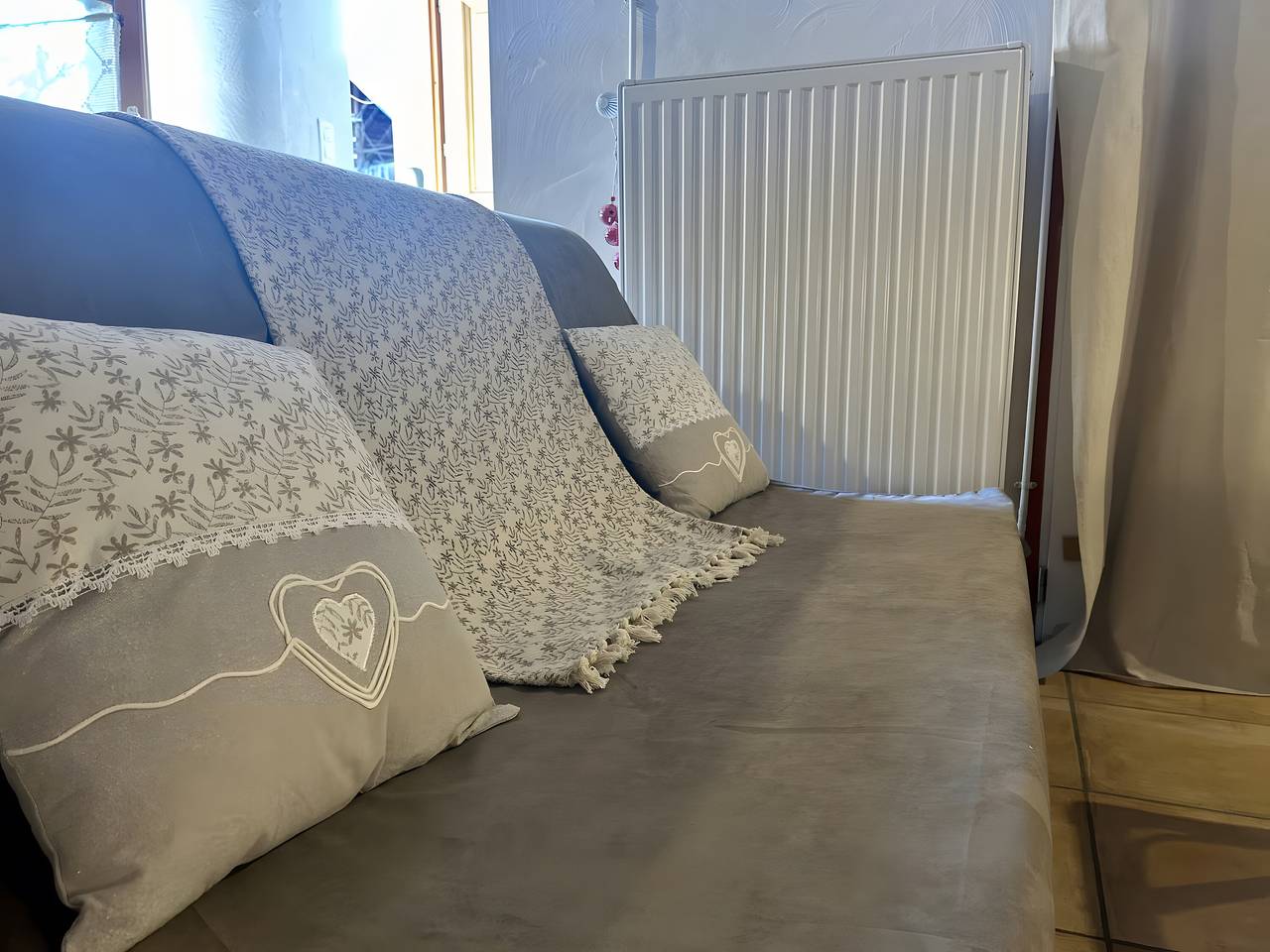 Au pied du château - parking wifi jardin - clg savoie in Saint-Pierre-d'Albigny, Région de Chambéry
