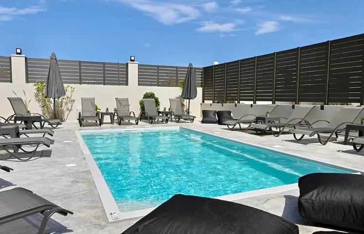 Appart’hôtel pour 3 personnes, avec piscine ainsi que terrasse et vue, animaux acceptés