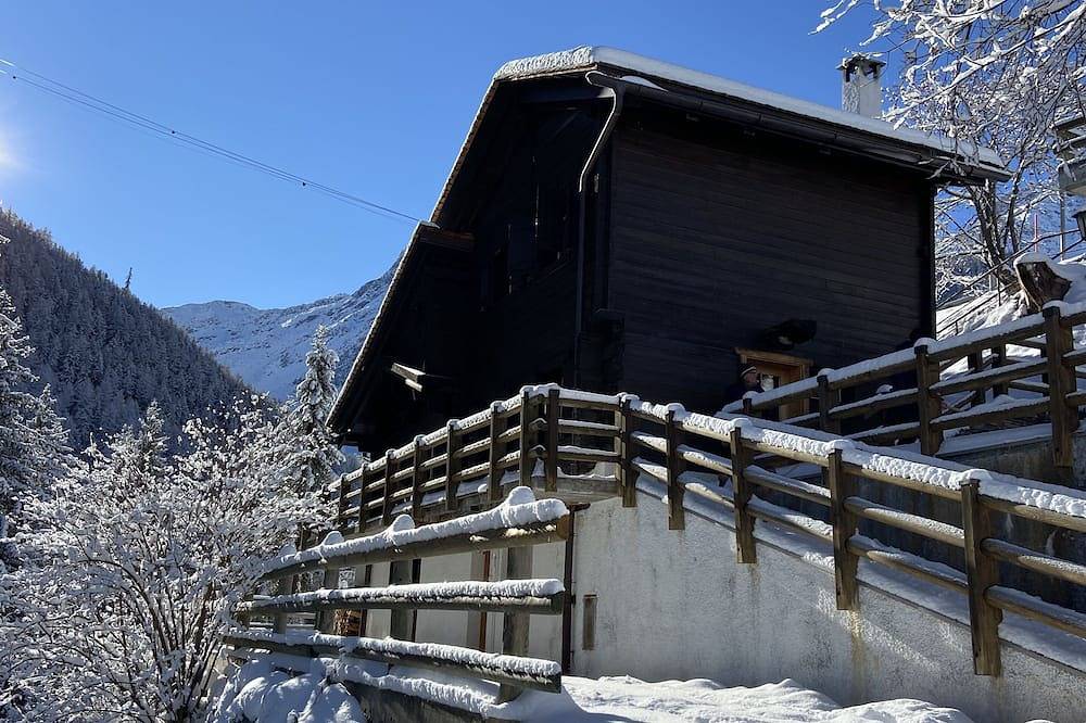 Traditional, cosy Chalet - family sized, facing the forest in Grimentz, Anniviers