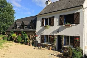 Gîte pour 15 personnes, avec jardin à Camors