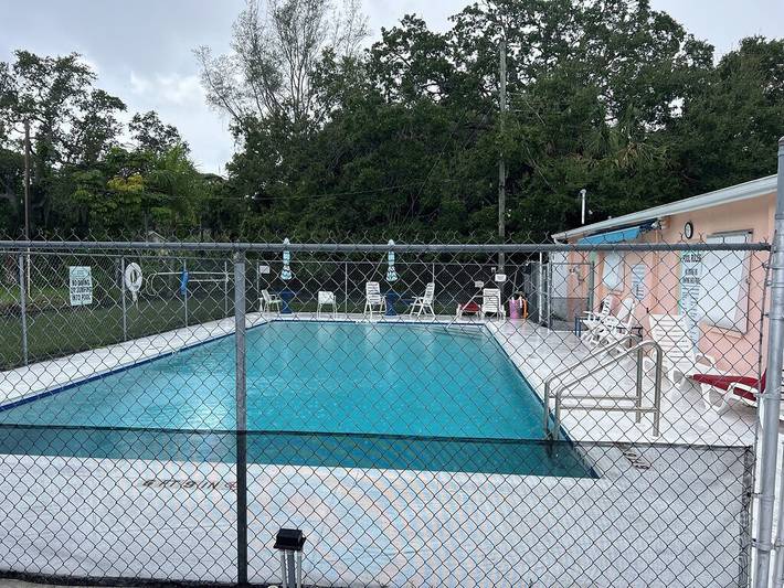 Camping for 4 people, with pool and yard as well as terrace in Southwest Florida