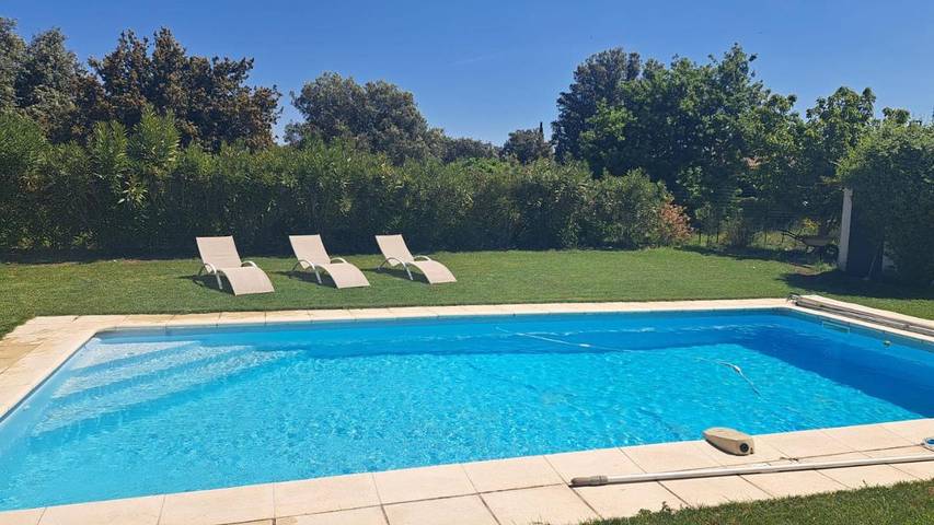 Vakantiehuis voor 7 personen, with uitzicht and zwembad as well as terras in Pernes-les-Fontaines