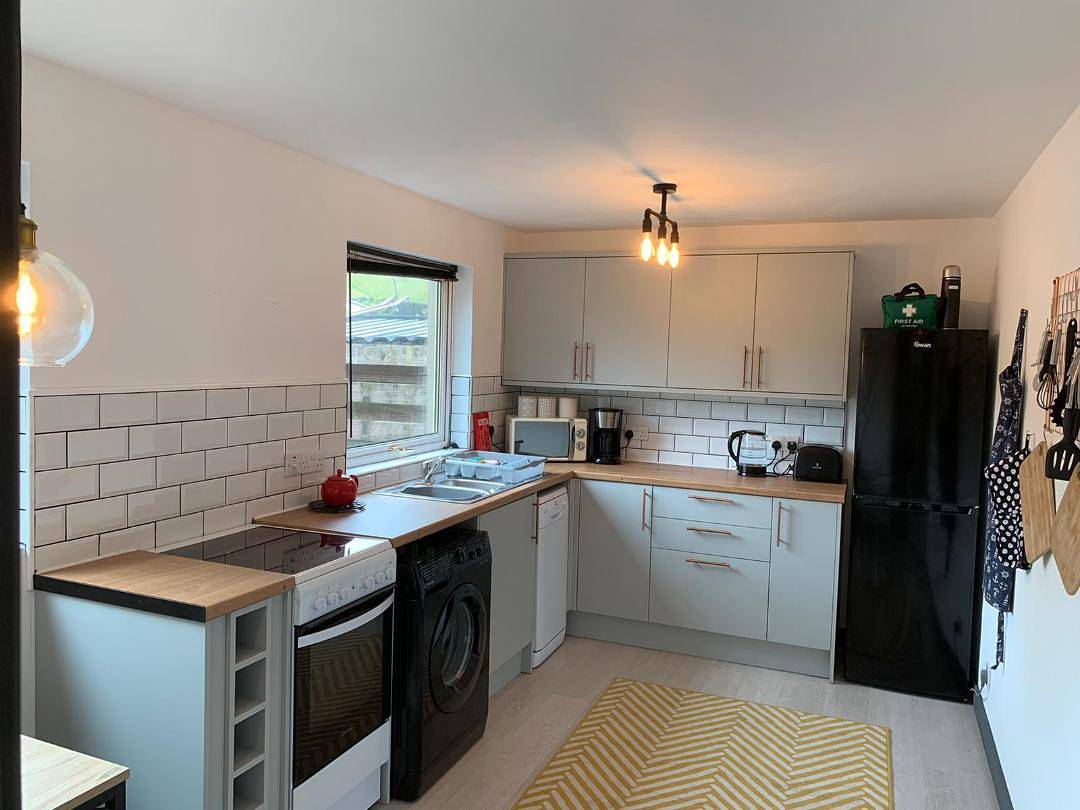 3 Bed House - Sleeps 5 - Pets - Parking - Wifi in Highlands