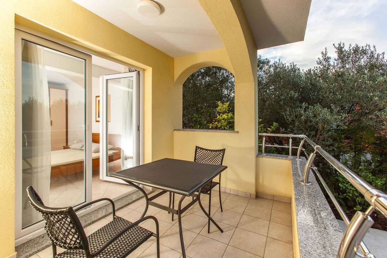 Geheel vakantieappartement, Vakantiewoning 150 m van het strand met zeezicht in Okrug Gornji, Čiovo