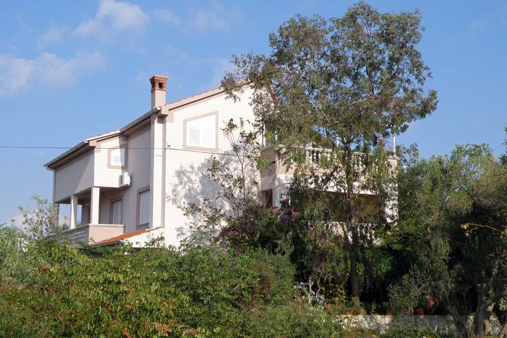 Ganze Wohnung, 2-Zimmer-Ferienwohnung mit Terrasse und Meerblick Ugljan -a in Ugljan, Insel Ugljan
