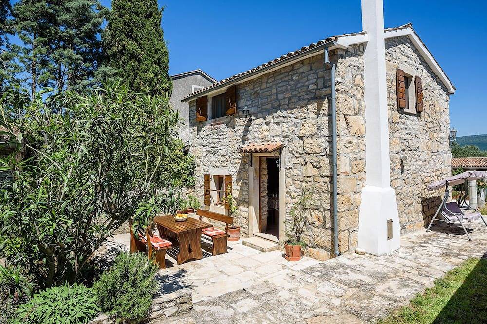 Vakantiehuis Mara in steen, vlakbij de zee in een rustig vakantieoord, met een bubbelbad in de buitenlucht in Marčana, Zuidkust Istrië