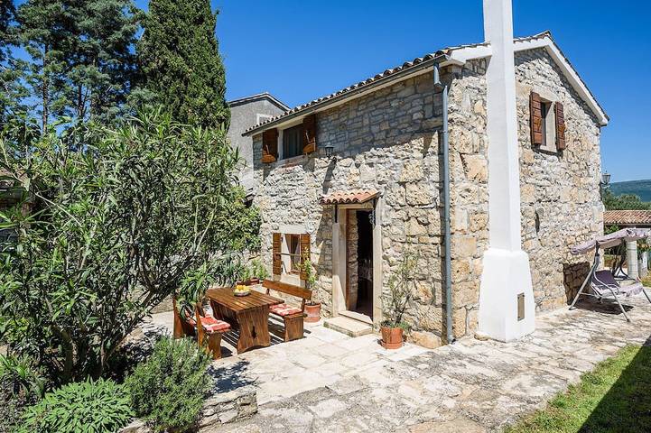 Ferienhaus für 4 Personen, mit Terrasse und Whirlpool sowie Garten - 1