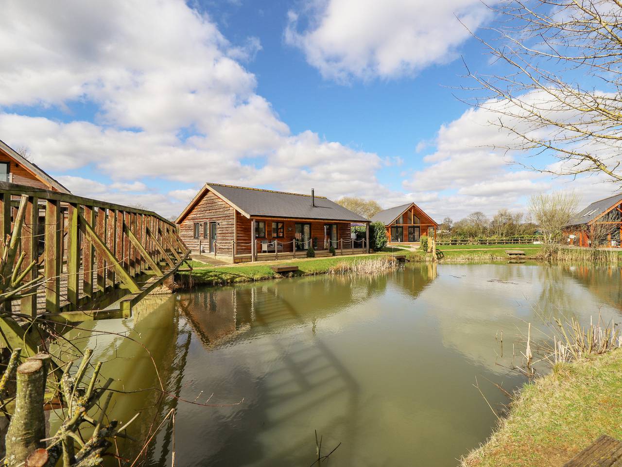 Lily-pad Lodge in Thorpe on the Hill, Lincolnshire