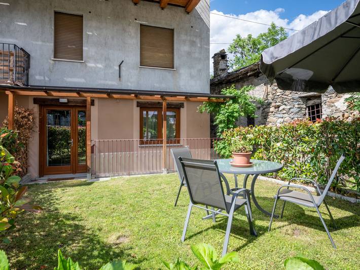 Gîte pour 2 personnes, avec Terrasse et Jardin dans Fénis