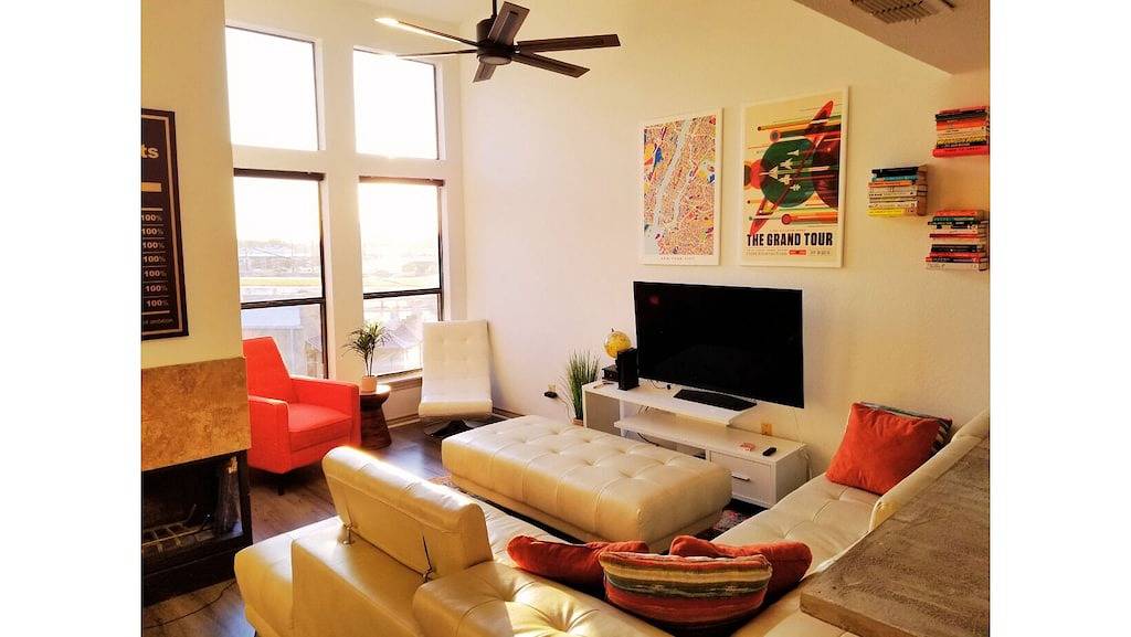 Ganze Wohnung, Upscale luxury 2 bd 1 bth loft condo - 10 mins to Airport! in Irving, Dallas County