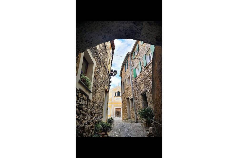 Entire apartment, Charming renovated Medieval village apartment T2, 7km from Menton and its beaches in Gorbio, Nice region